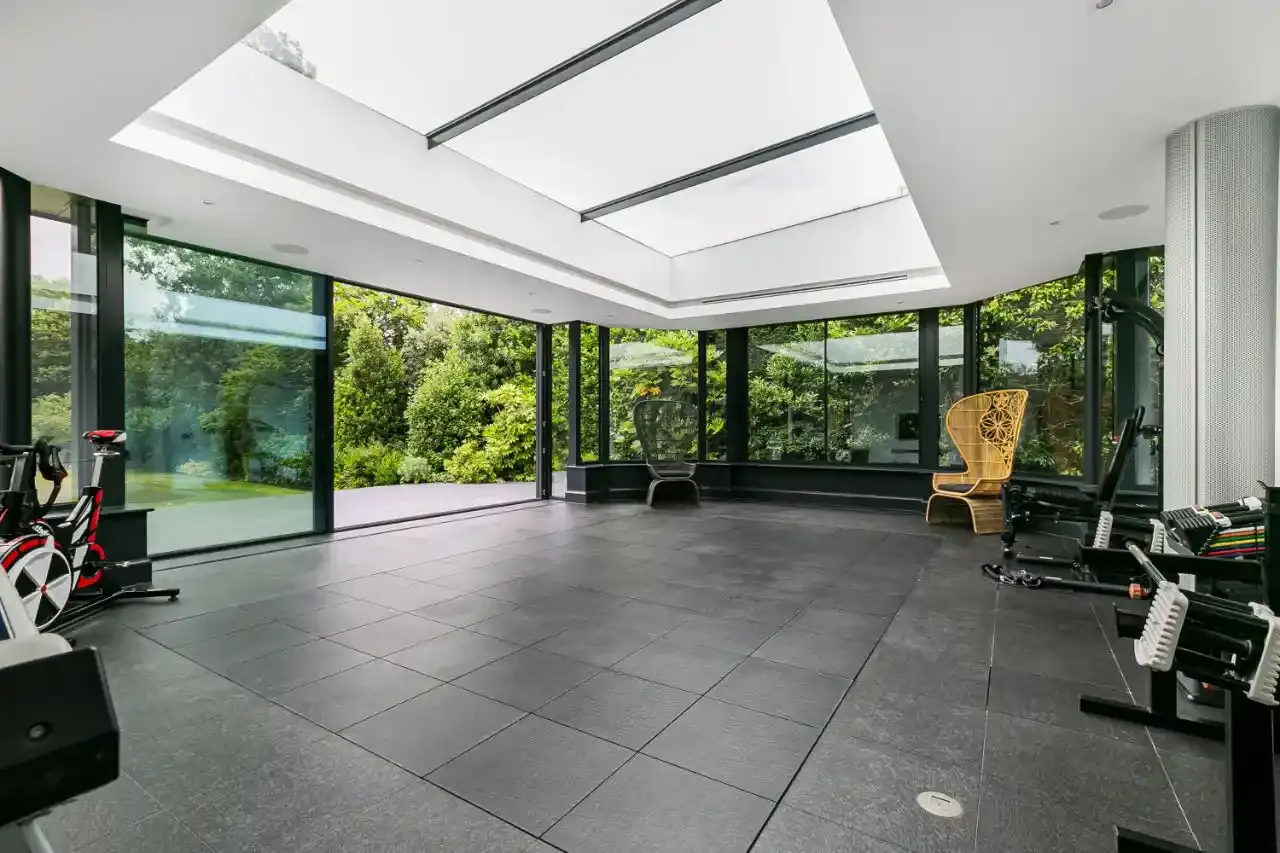 Manor Way Residence — image 2