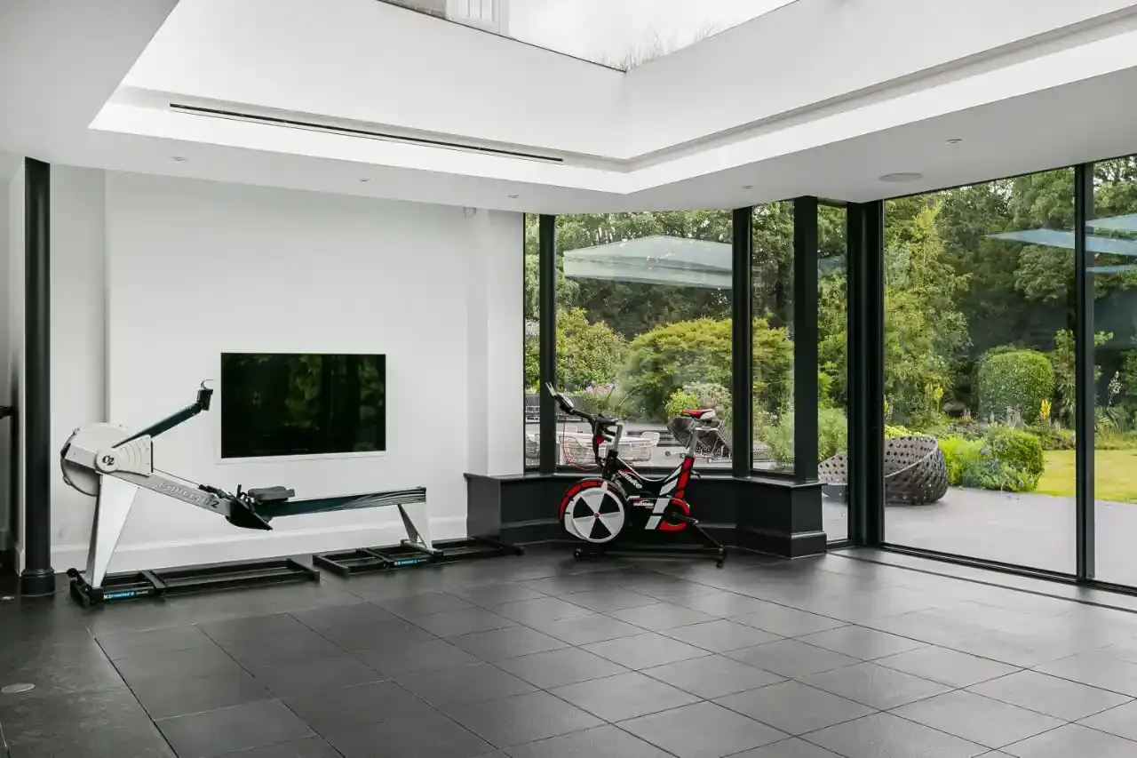 Manor Way Residence — image 5