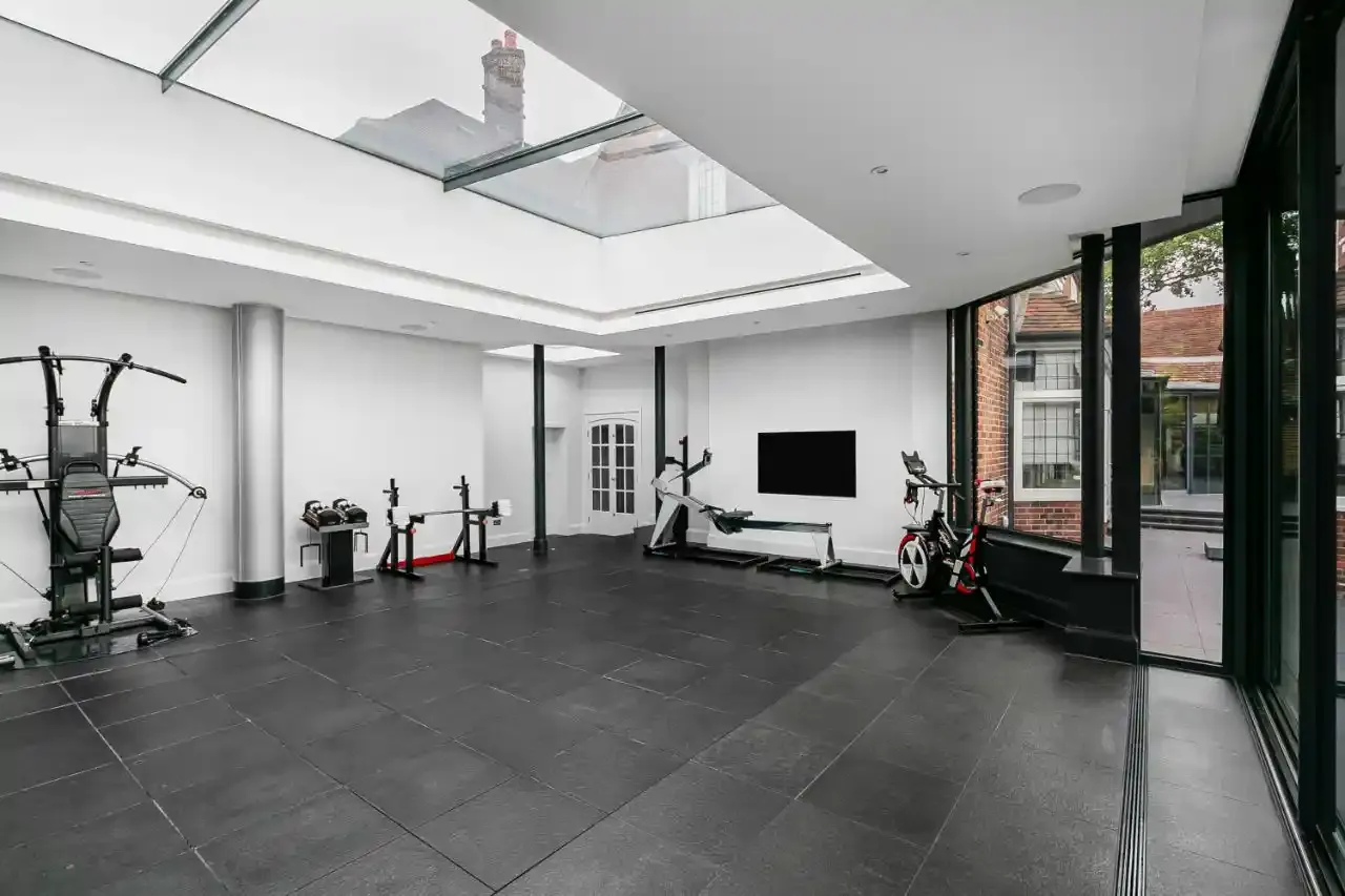 Manor Way Residence — image 3