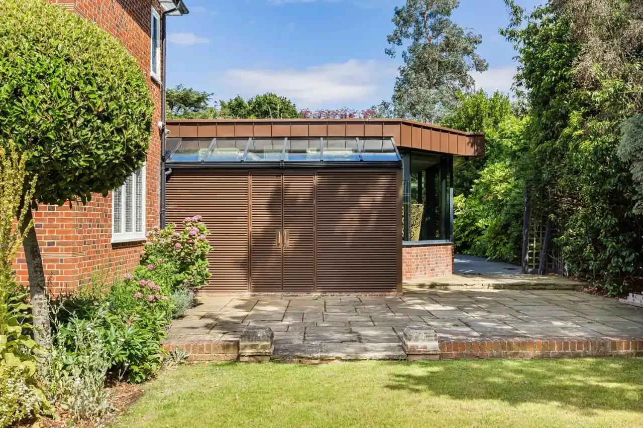 Manor Way Residence — image 9